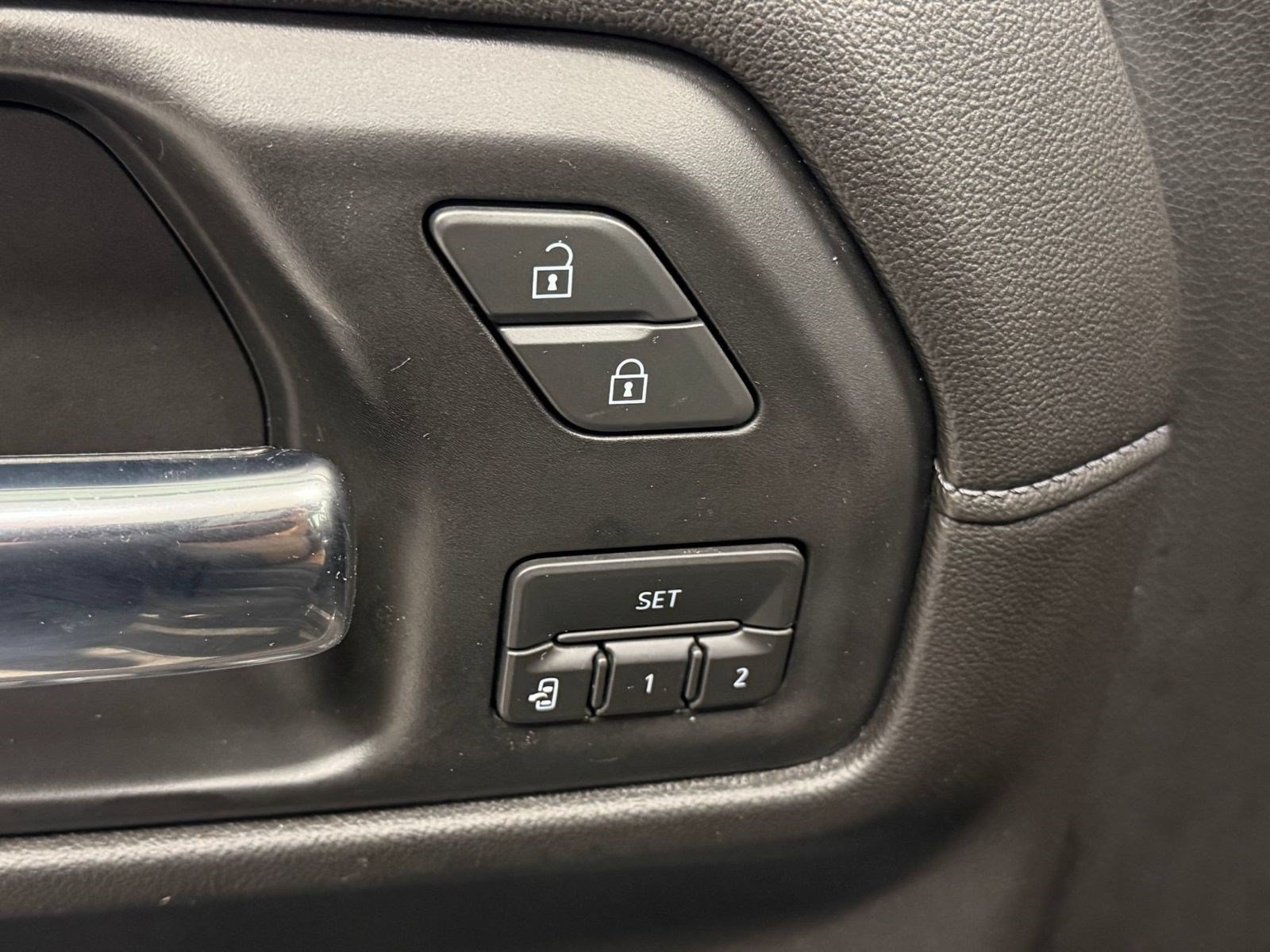 Used 2019 Chevrolet Silverado 1500 High Country w/ Technology Package AWD/4WD image 17
