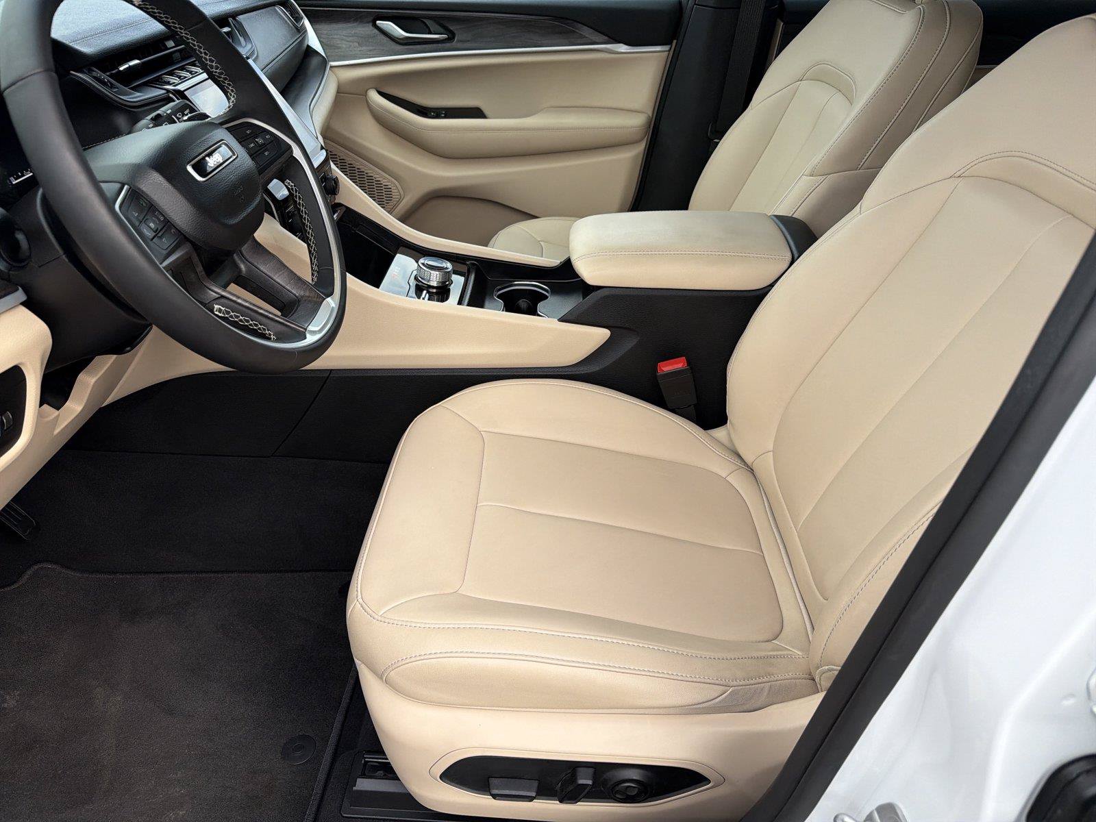 Used 2025 Jeep Grand Cherokee Limited AWD/4WD image 8