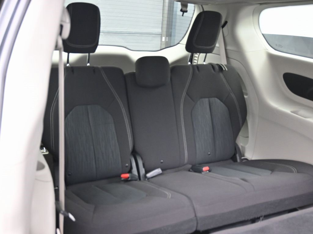 Used 2020 Chrysler Voyager L image 29
