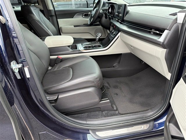 Used 2023 Kia Carnival LX image 13