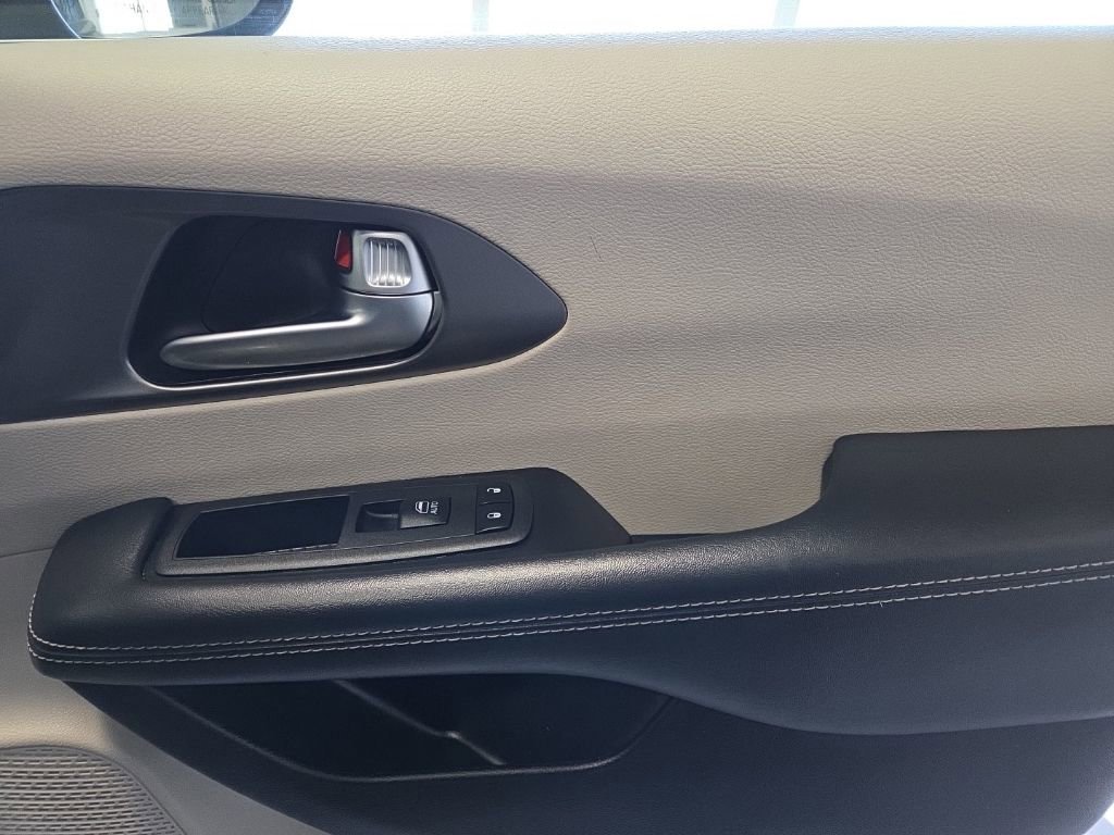 Used 2023 Chrysler Pacifica Touring-L image 21