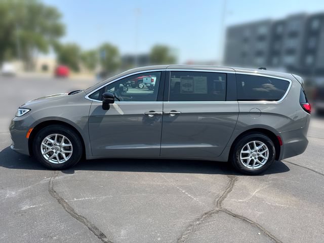Used 2025 Chrysler Pacifica Select FWD image 2
