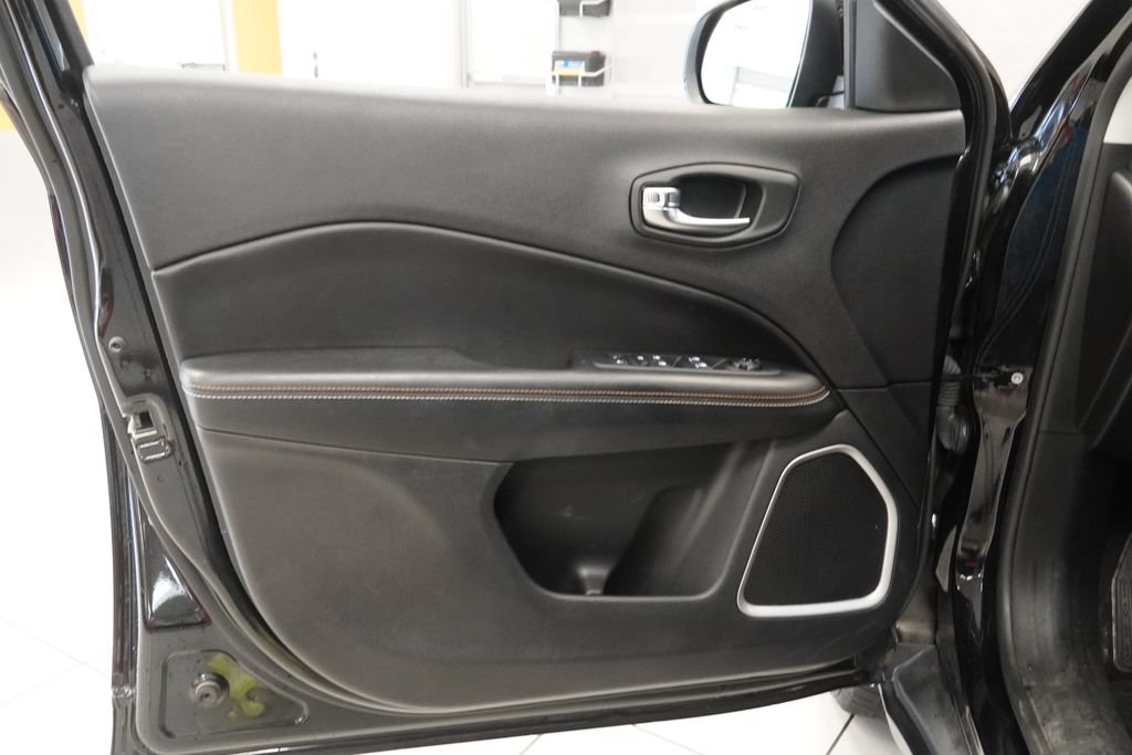 Used 2019 Jeep Compass Latitude w/ Cold Weather Group AWD/4WD image 17