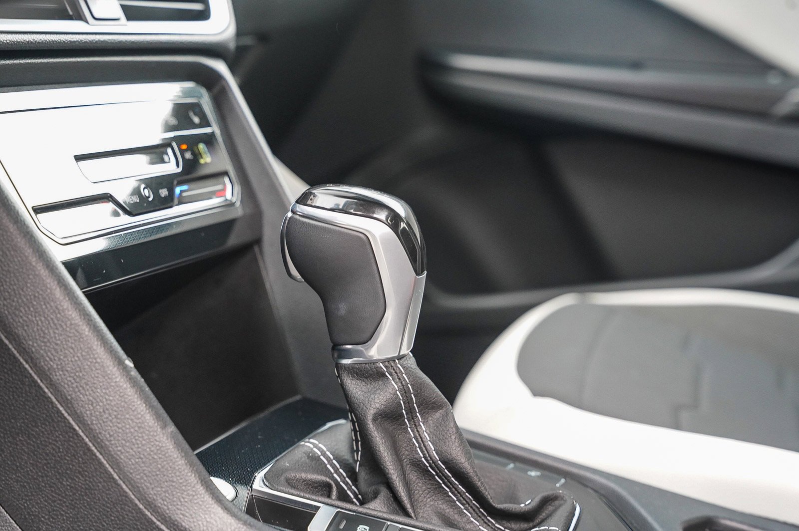 Certified 2025 Volkswagen Taos SE image 23