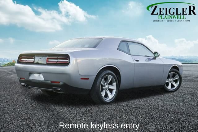 Used 2016 Dodge Challenger SXT image 3
