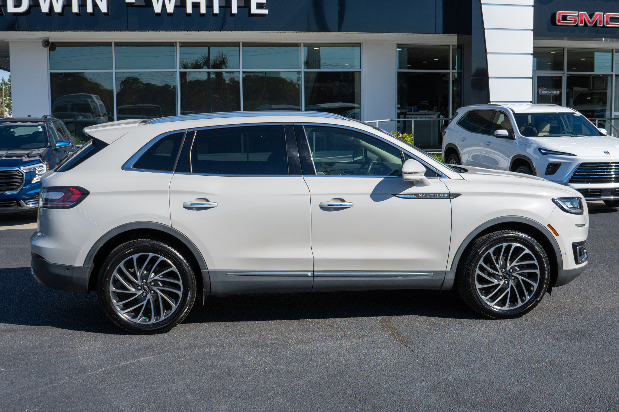 Used 2020 Lincoln Nautilus Reserve w/ Equipment Group 201A image 2