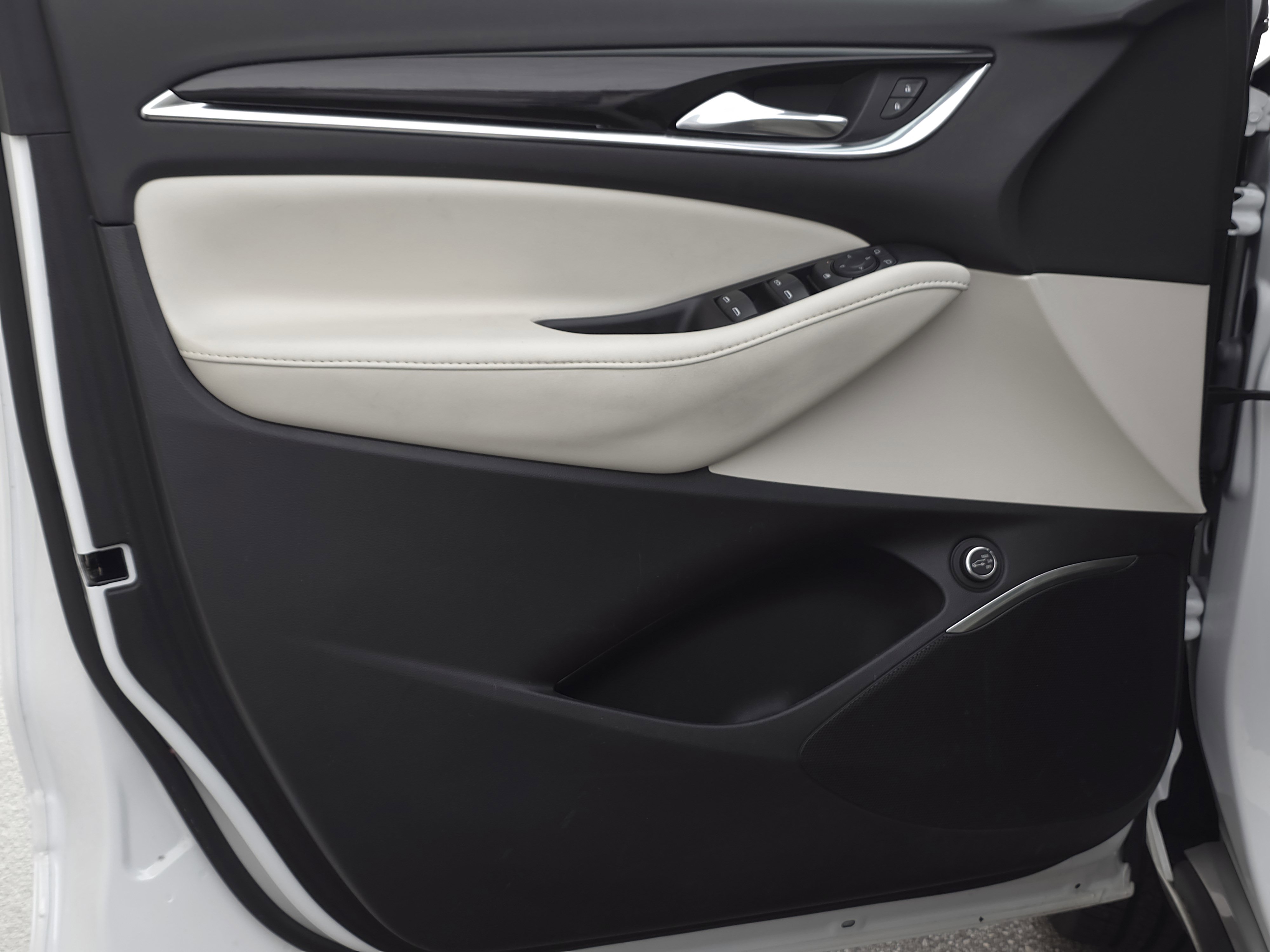 Used 2023 Buick Enclave Essence image 25