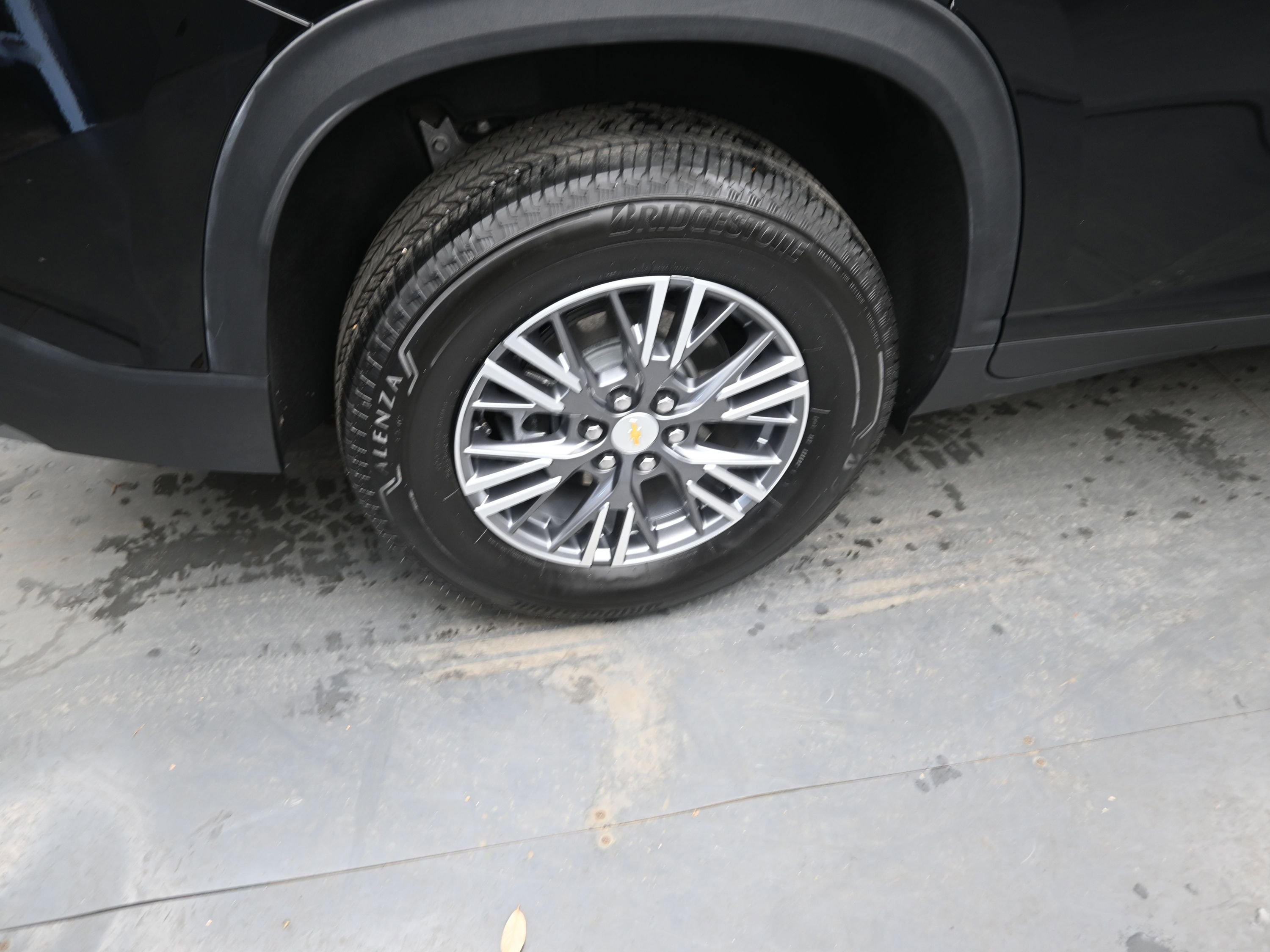 Used 2025 Chevrolet Traverse LT image 11