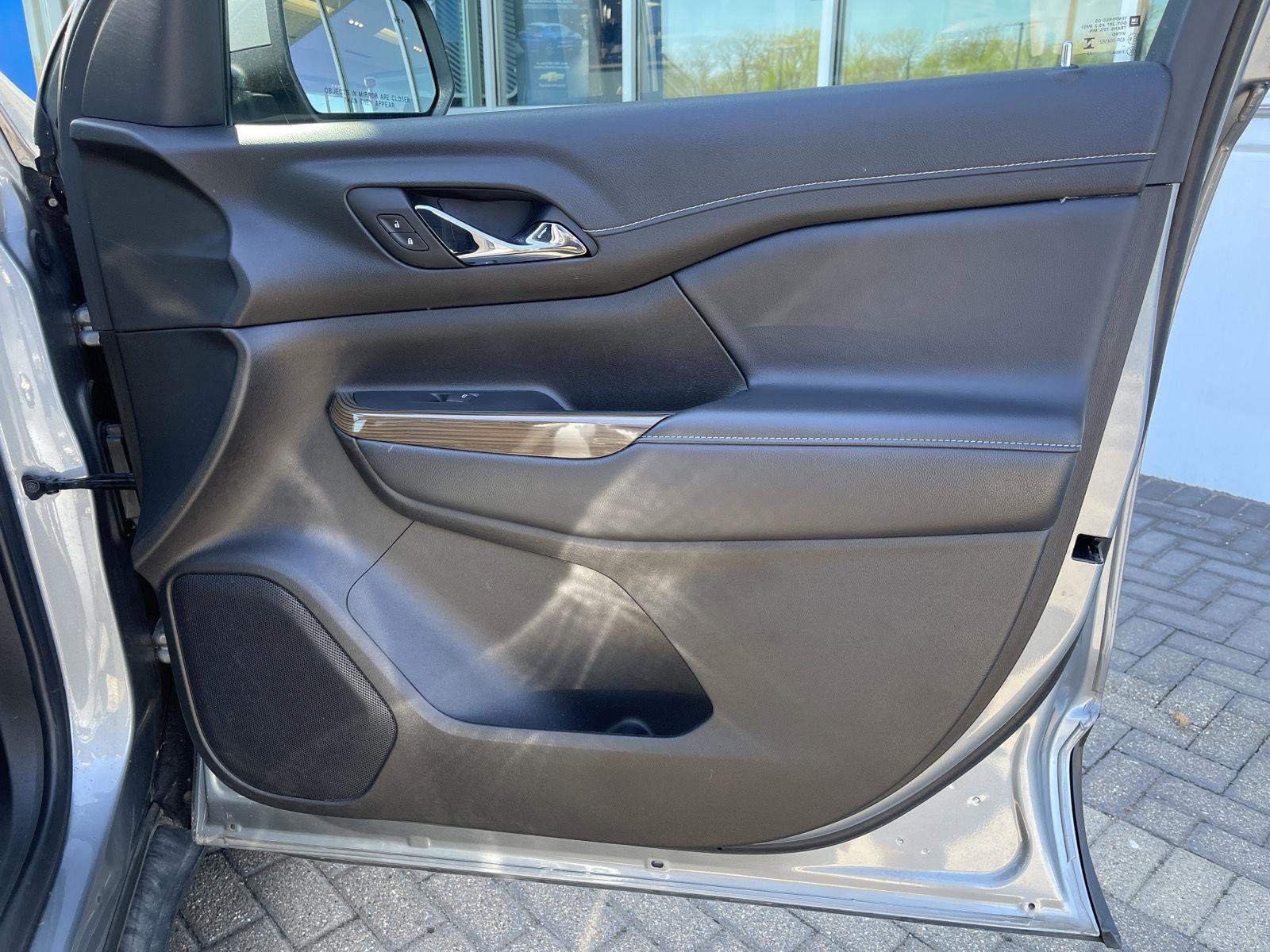 Used 2023 GMC Acadia SLE w/ Driver Convenience Package FWD image 30