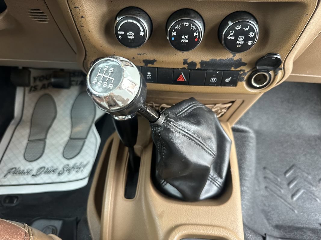 Used 2014 Jeep Wrangler Unlimited Sahara w/ Connectivity Group AWD/4WD image 19