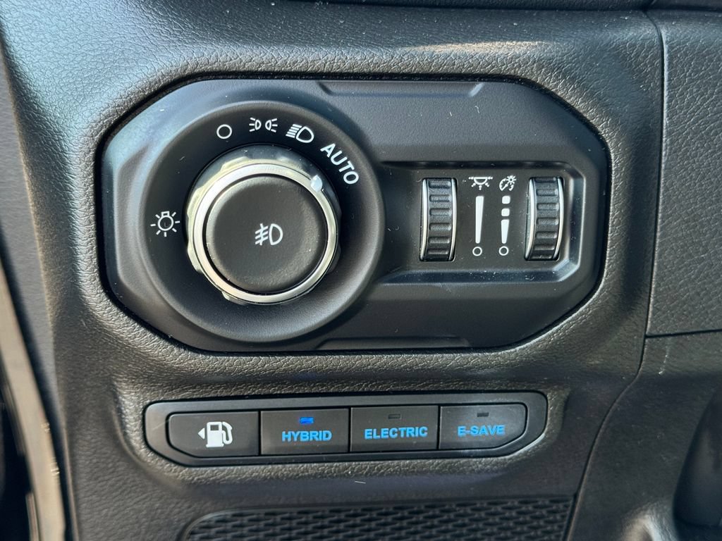 Used 2022 Jeep Wrangler Unlimited Sahara AWD/4WD image 33