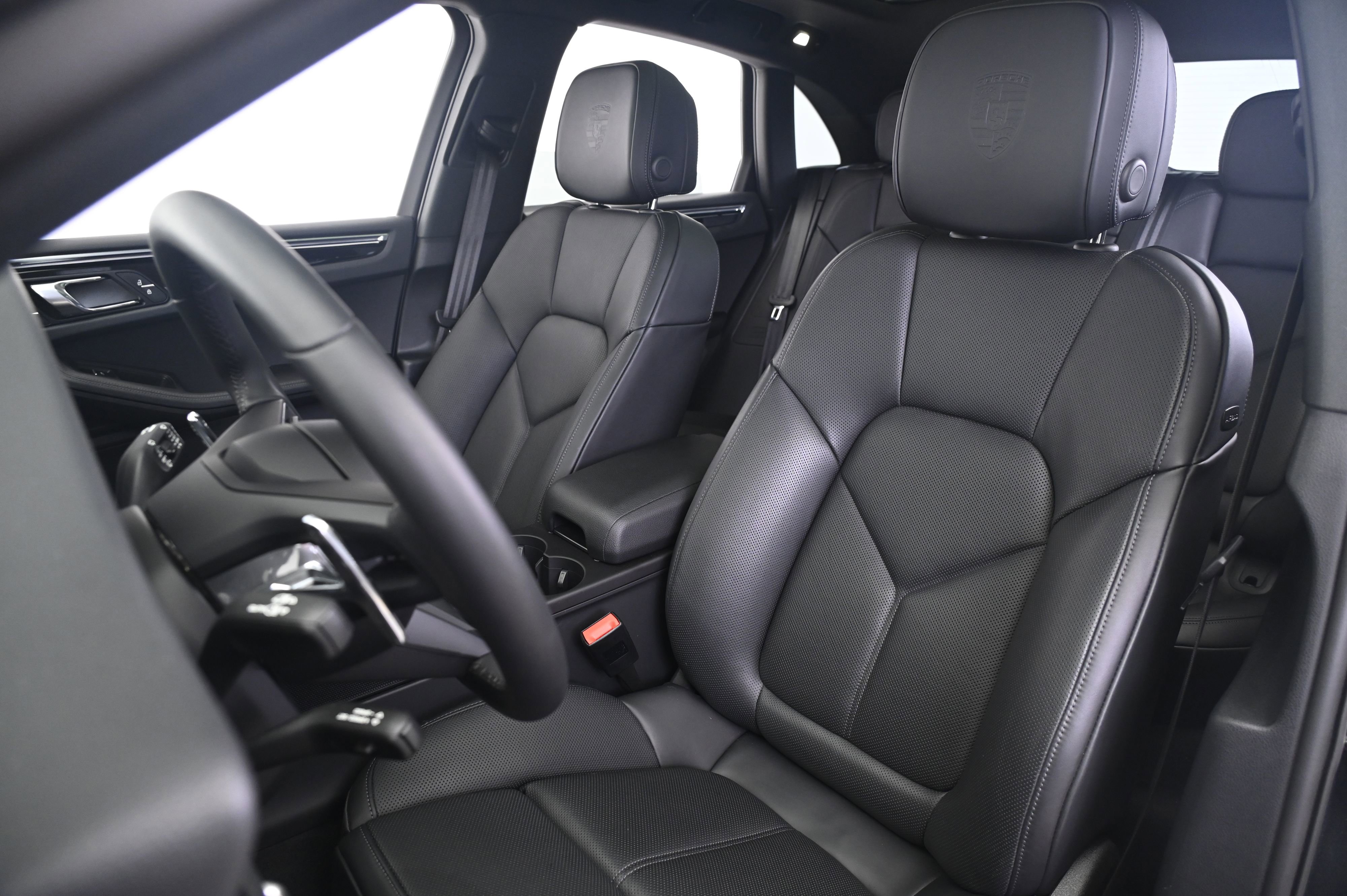 Certified 2025 Porsche Macan AWD/4WD image 30