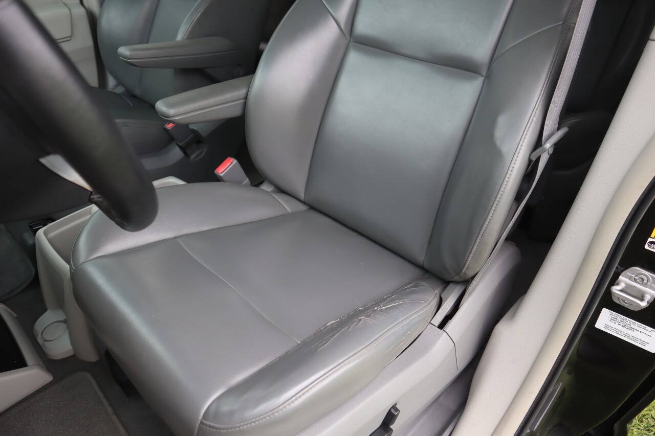Used 2010 Volkswagen Routan SE FWD image 9