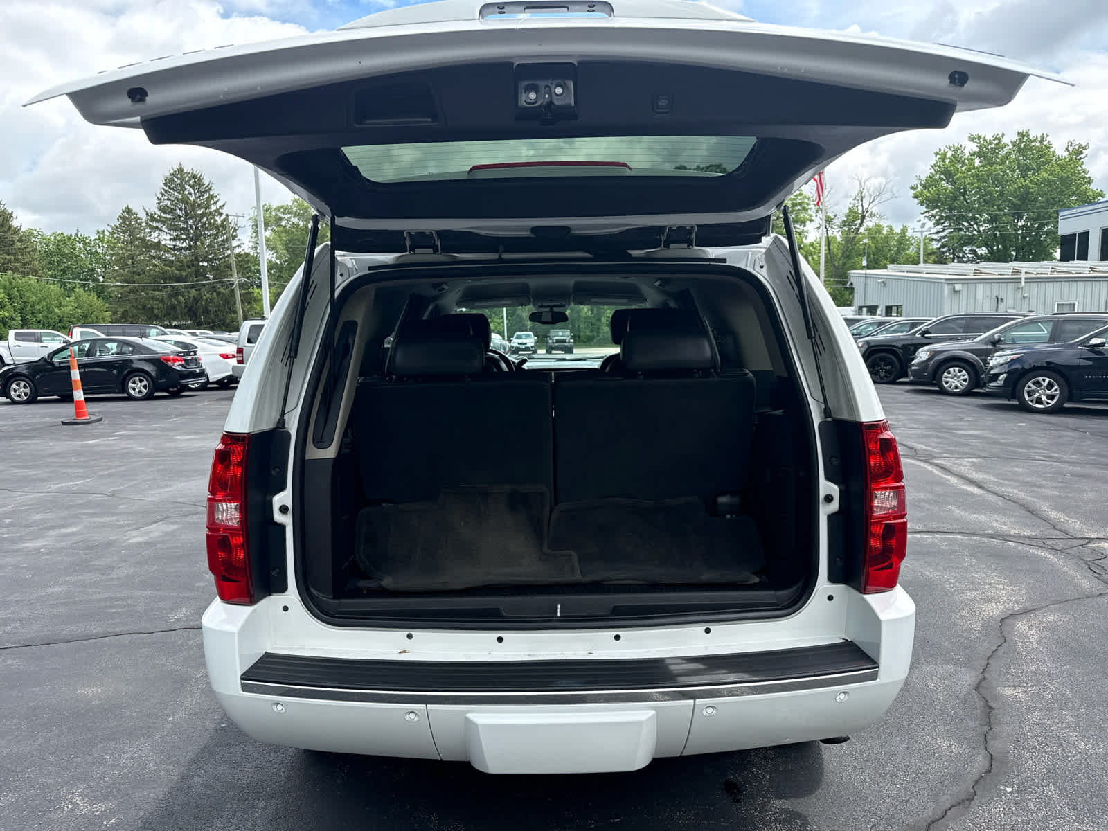 Used 2010 Chevrolet Tahoe LTZ AWD/4WD image 17