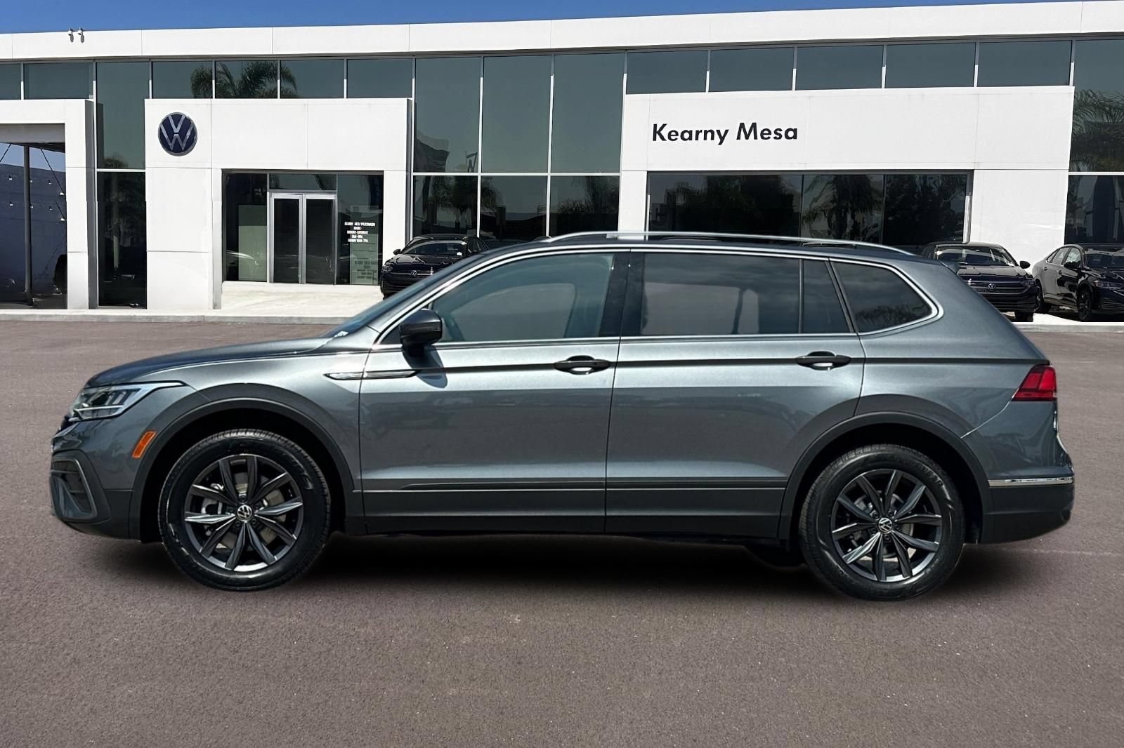 Used 2023 Volkswagen Tiguan SE w/ Panoramic Sunroof Package FWD image 7