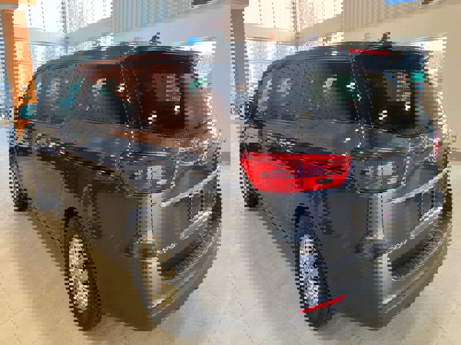 Used 2021 Kia Sedona LX image 7