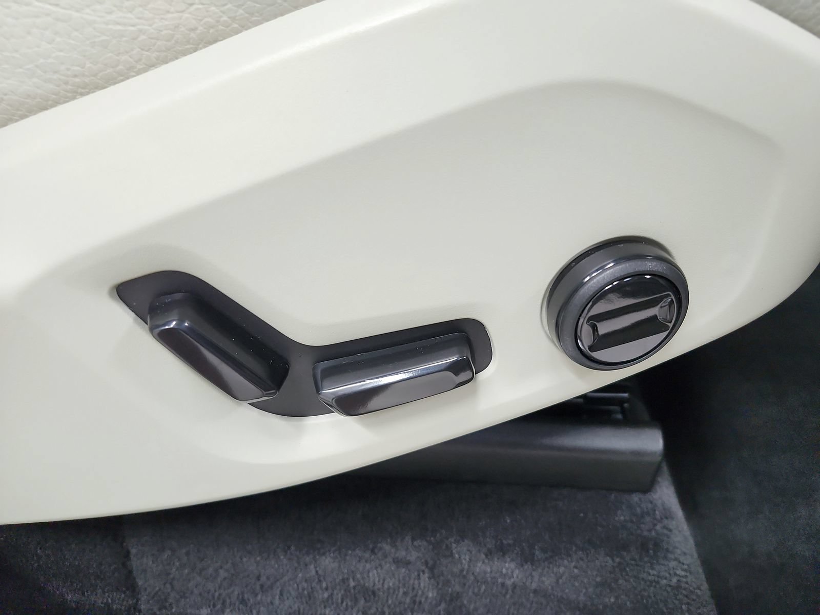 Used 2024 Volvo XC90 B5 Plus AWD/4WD image 45