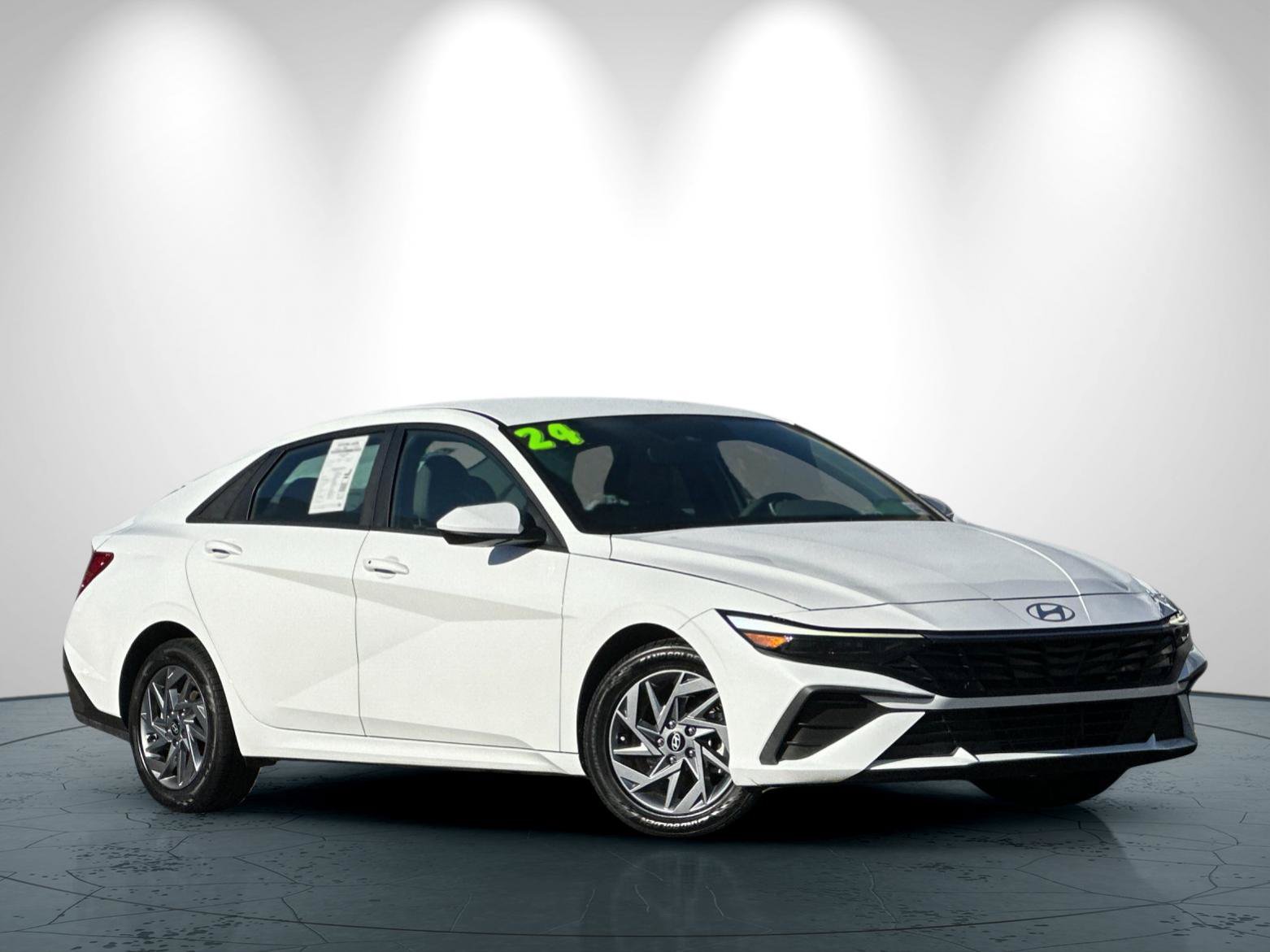 Used 2024 Hyundai Elantra SEL FWD image 2