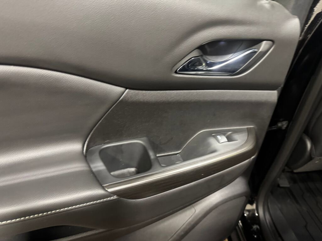 Used 2023 GMC Acadia SLT w/ Preferred Package image 16