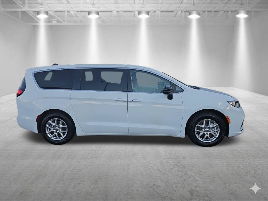 Used 2024 Chrysler Pacifica Touring-L FWD image 2