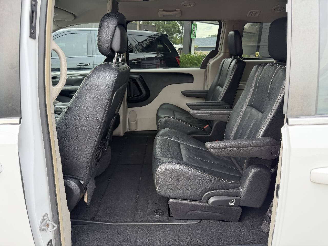Used 2016 Chrysler Town & Country Touring FWD image 20