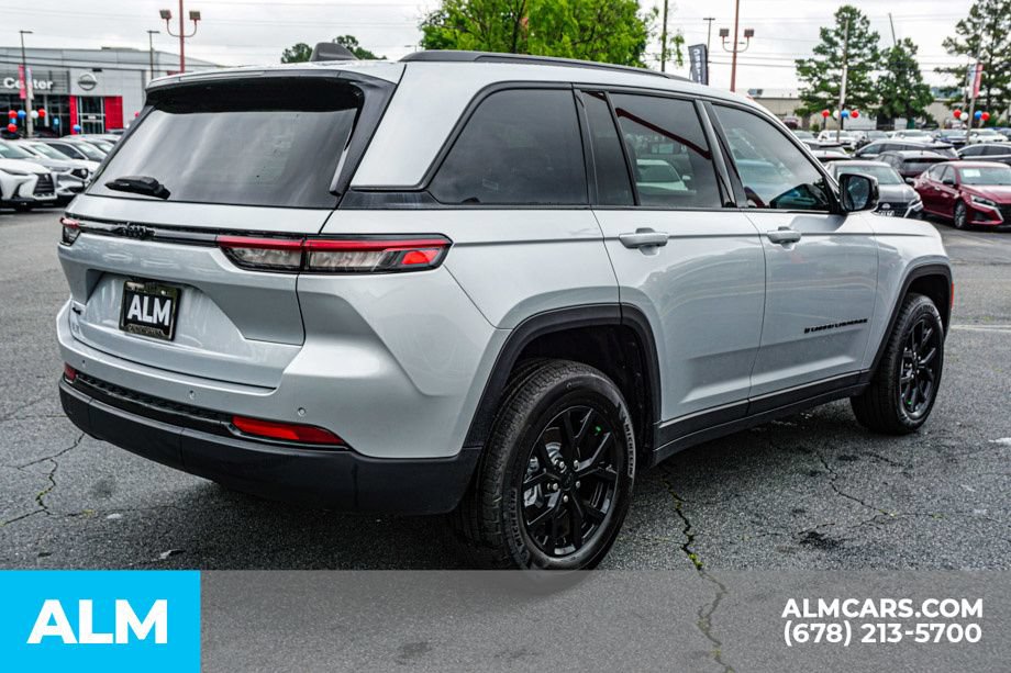 Used 2025 Jeep Grand Cherokee Altitude AWD/4WD image 5