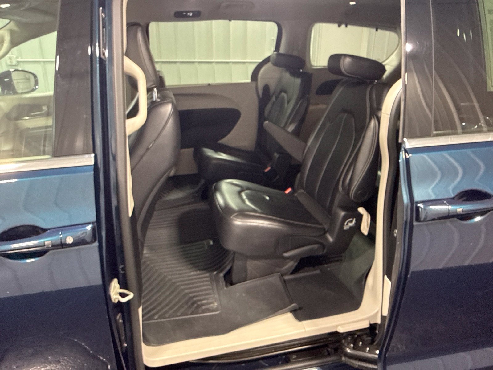 Used 2022 Chrysler Pacifica Touring-L AWD/4WD image 19
