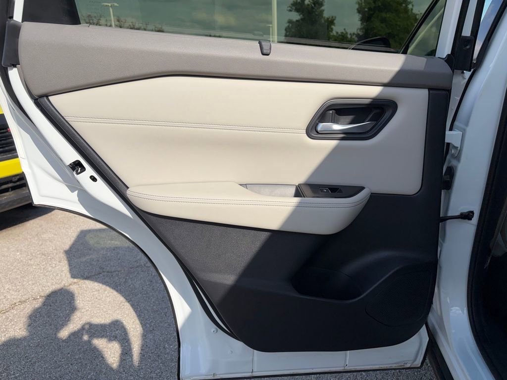 Used 2025 Nissan Rogue SL w/ SL Premium Package image 28