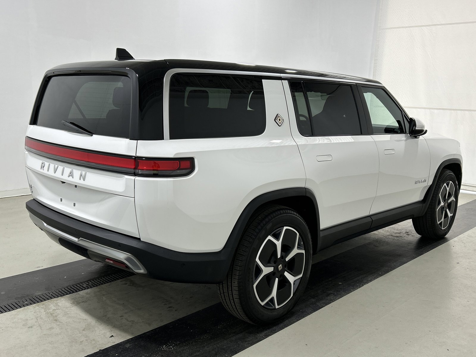 Used 2024 Rivian R1S Adventure image 5