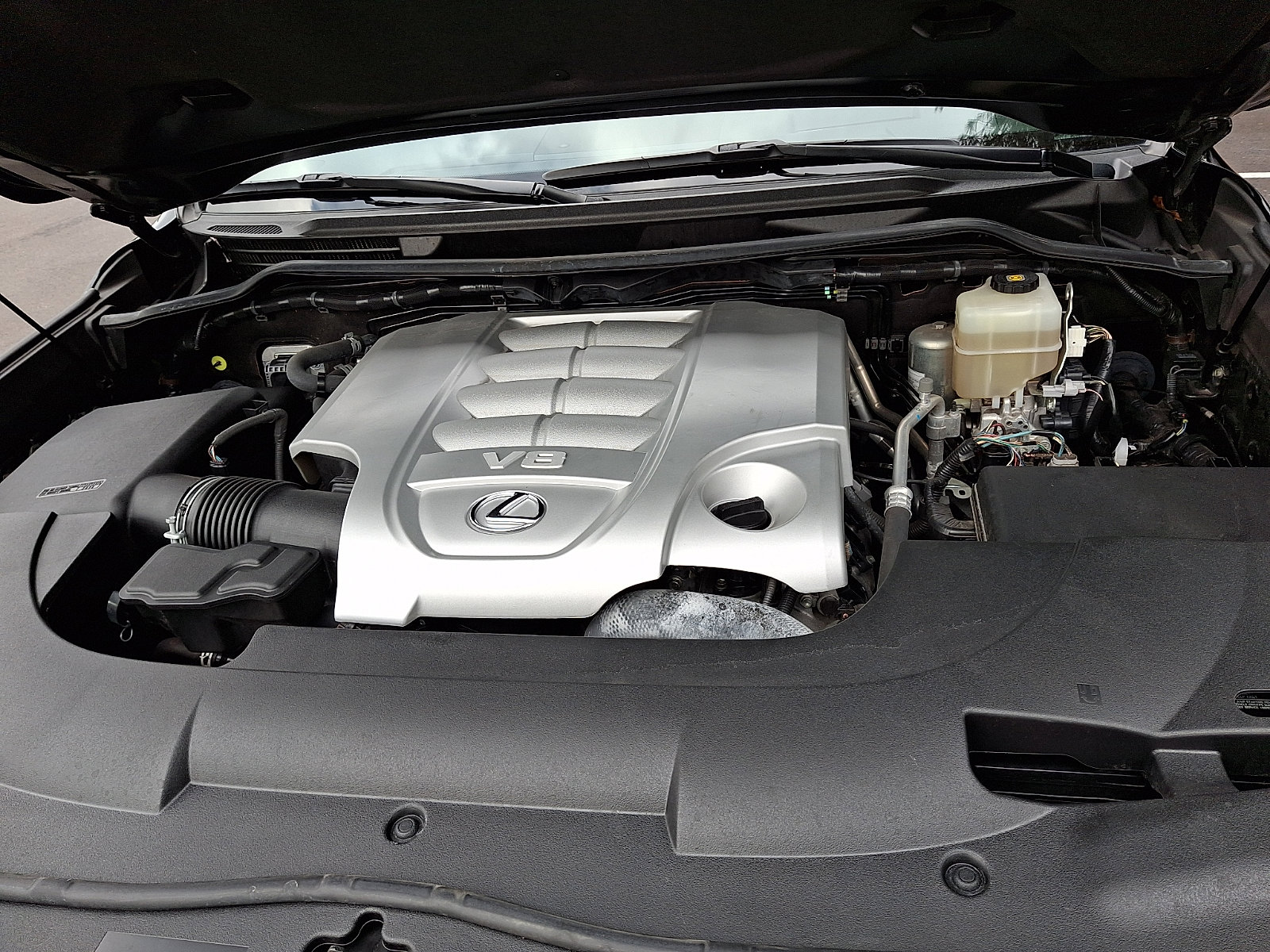 Certified 2020 Lexus LX 570 4WD w/ 3rd Row & Luxury Pkg image 28