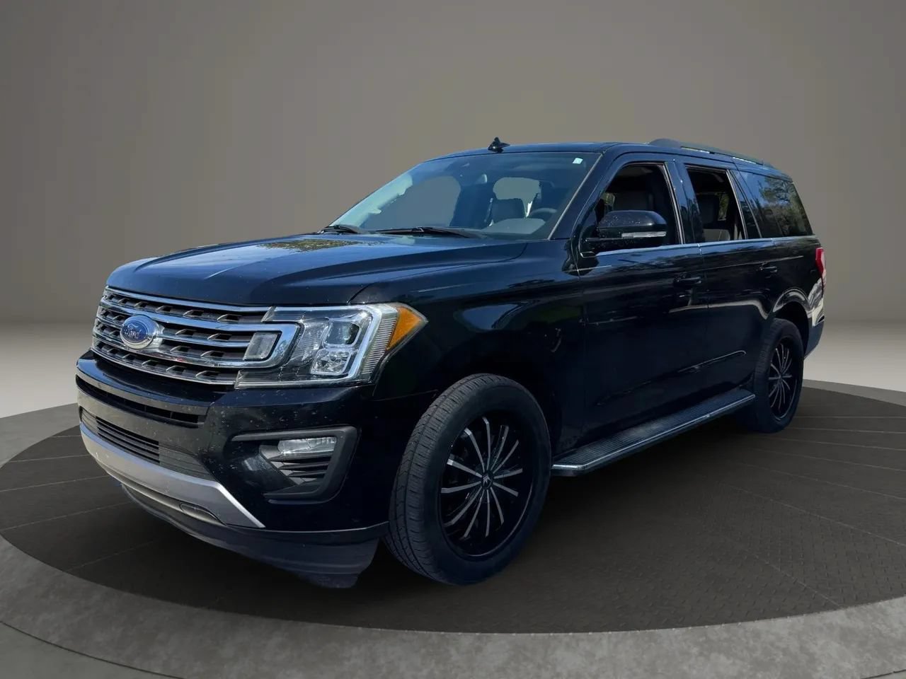 Used 2018 Ford Expedition XLT w/ Equipment Group 202A RWD image 3