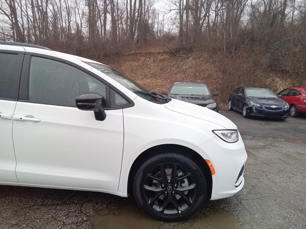 New 2026 Chrysler Pacifica Select w/ S Appearance Package image 2