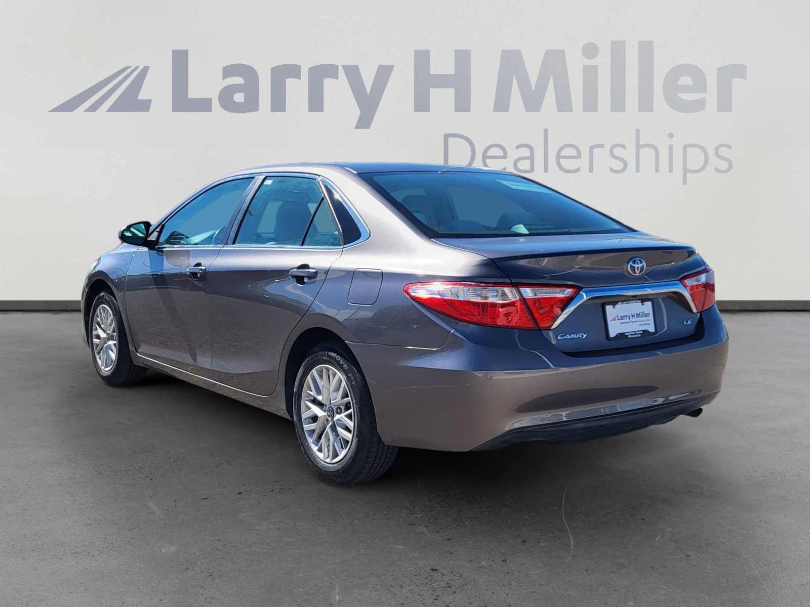 Used 2016 Toyota Camry LE image 3