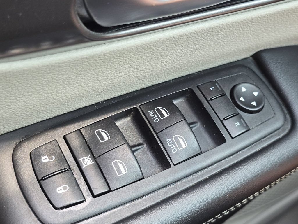 Used 2023 Chrysler Pacifica Touring-L FWD image 26