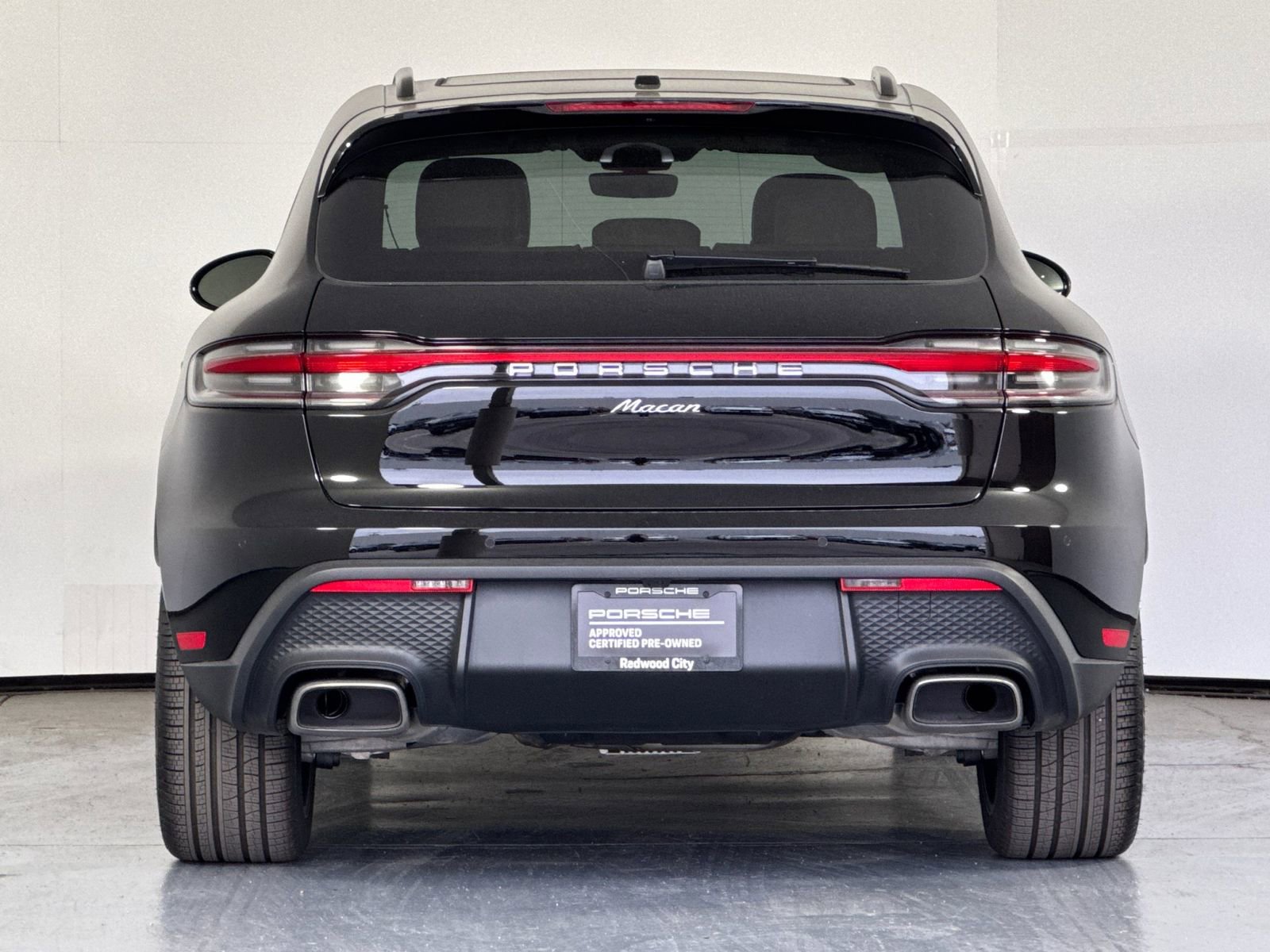 Certified 2025 Porsche Macan image 7