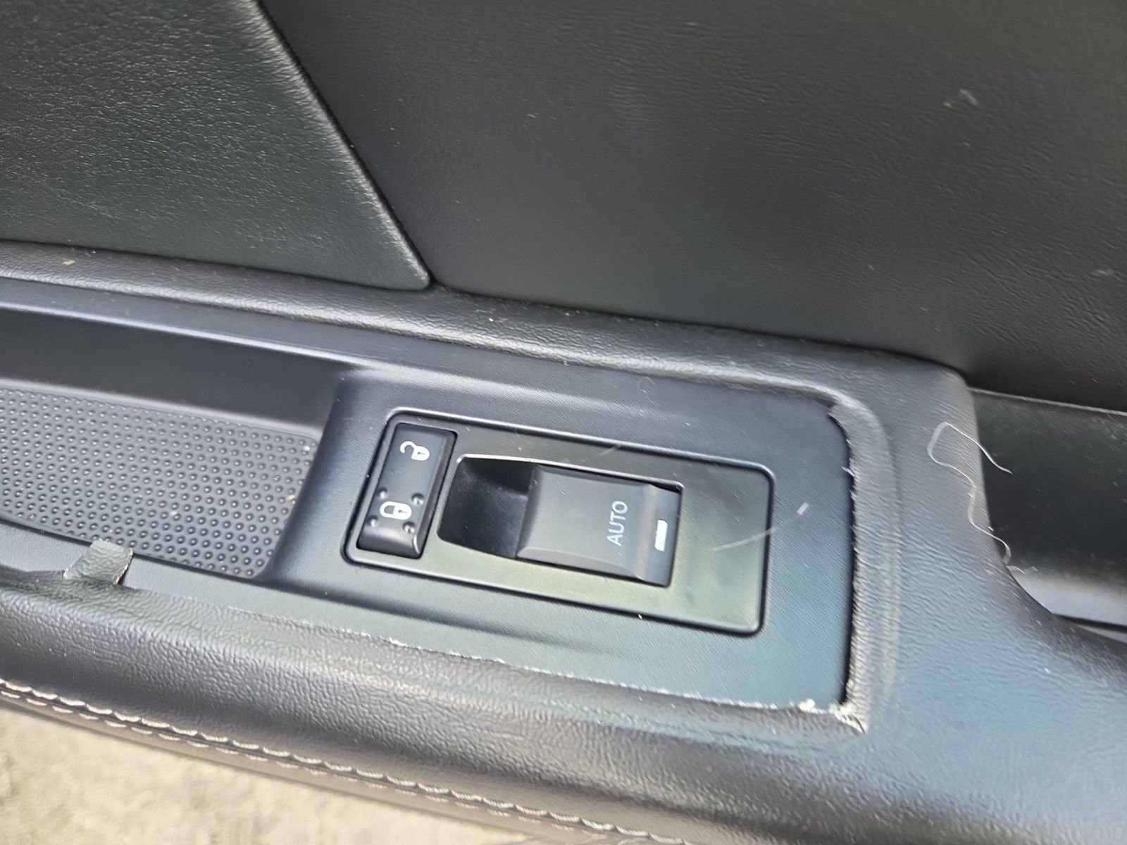 Used 2013 Chrysler 200 Limited image 21