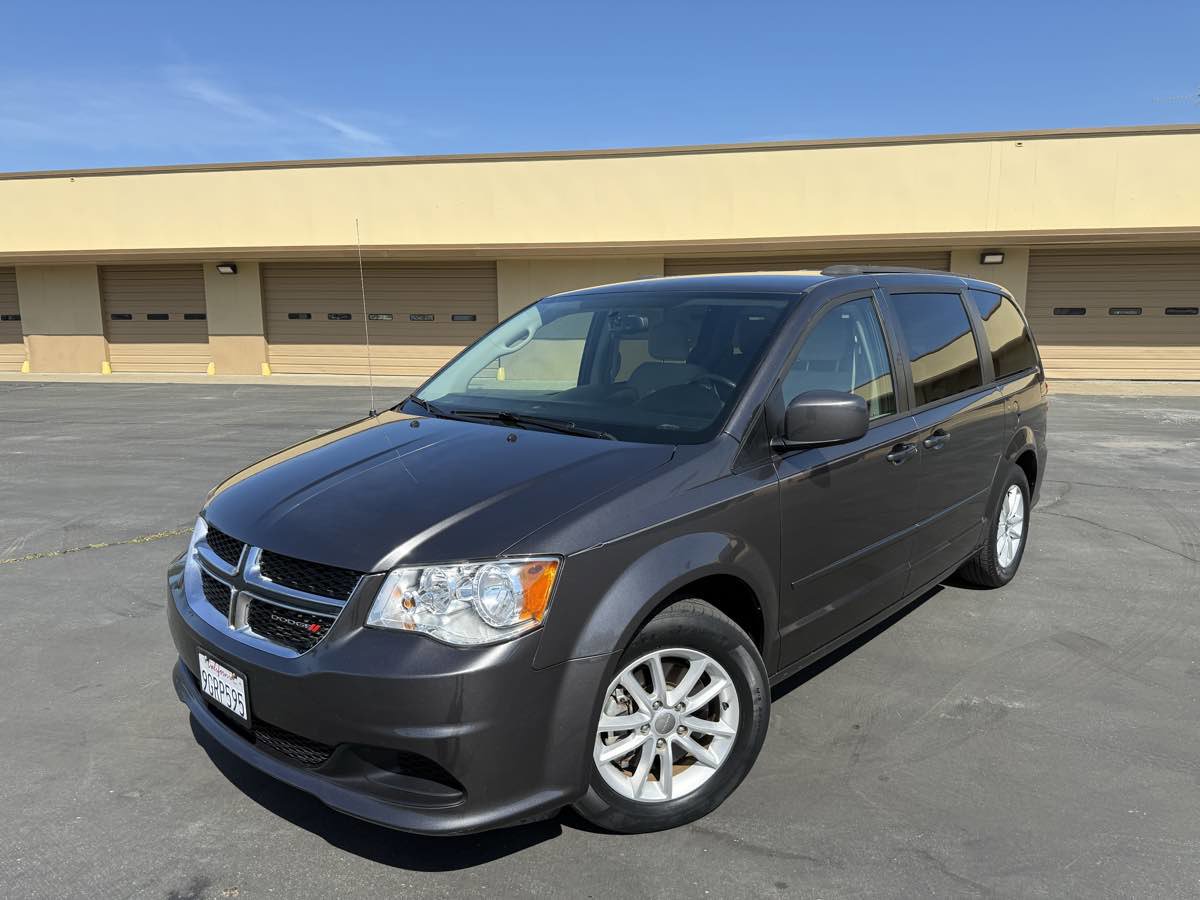 Used 2016 Dodge Grand Caravan SXT w/ UConnect Hands-Free Group image 3