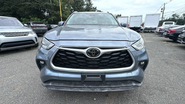 Used 2021 Toyota Highlander XLE AWD/4WD image 2