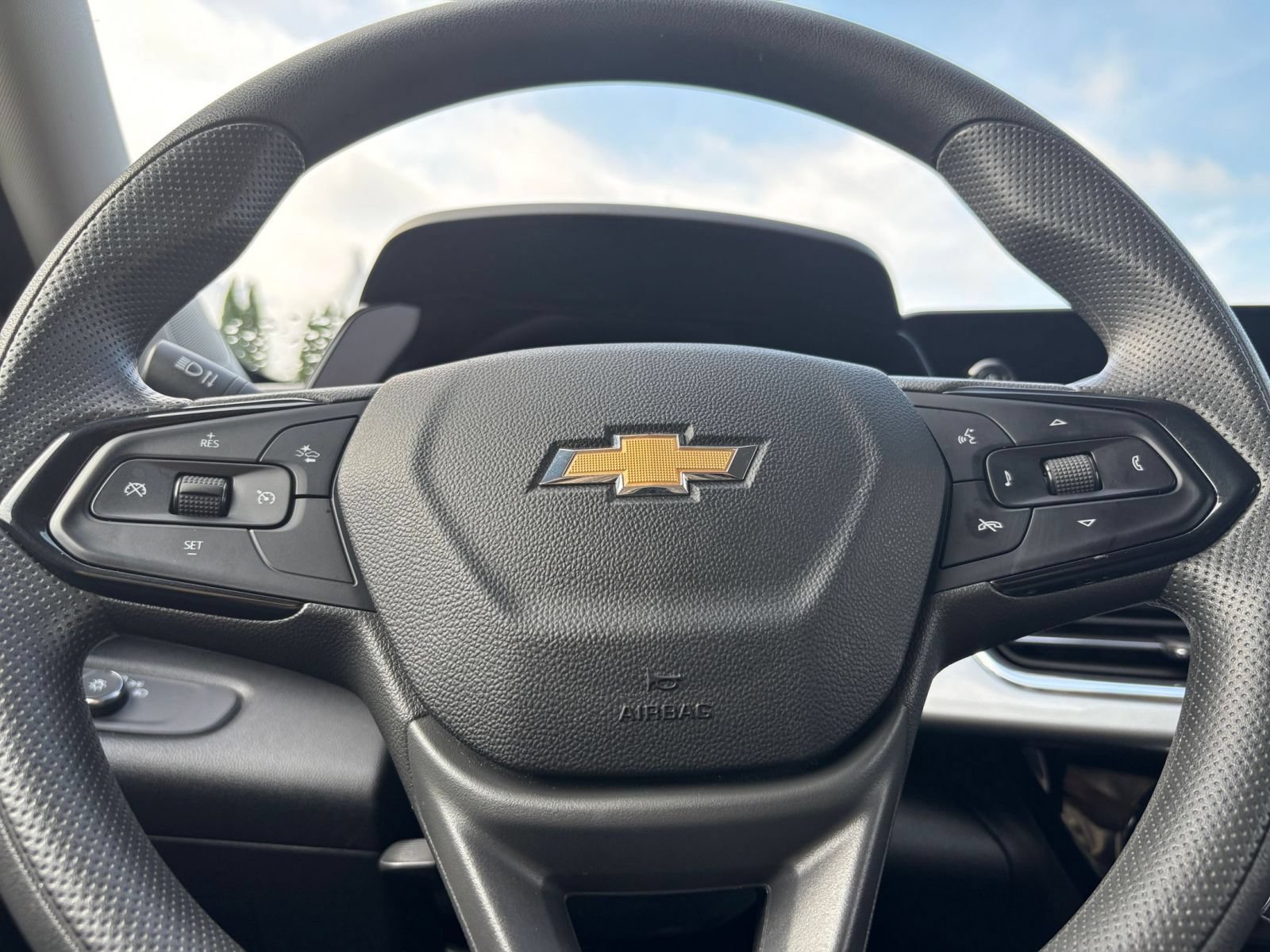Used 2025 Chevrolet Trax LT FWD image 27