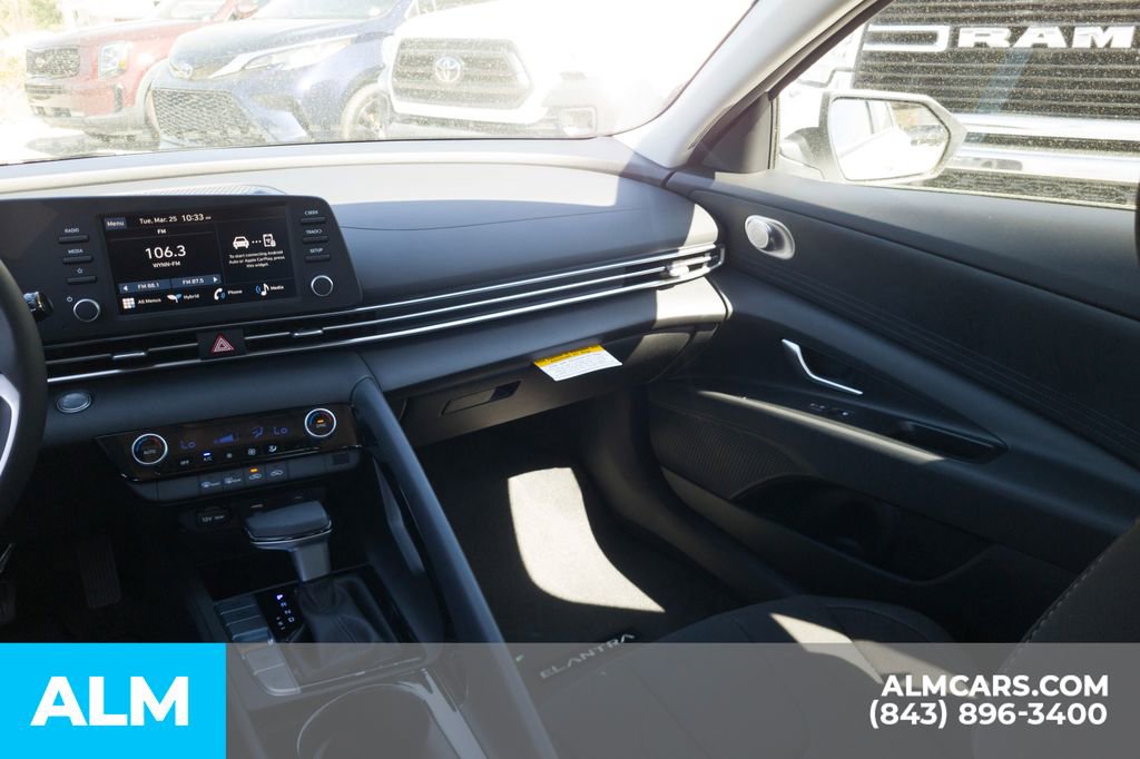 Used 2025 Hyundai Elantra Blue image 17