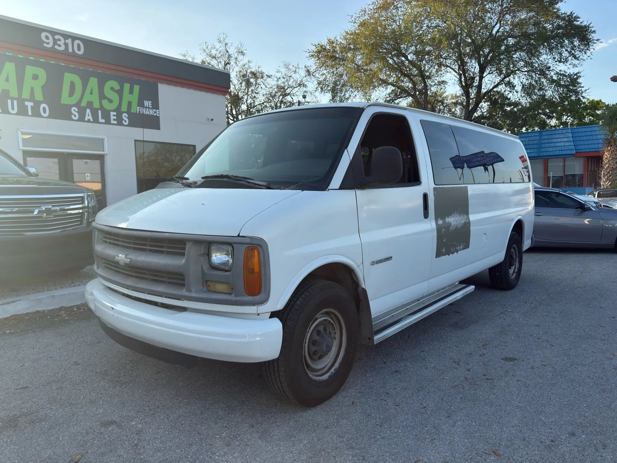 Used 2002 Chevrolet Express 3500 Extended Passenger RWD image 1