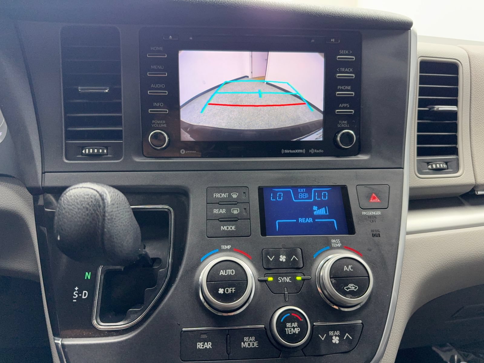 Used 2018 Toyota Sienna LE w/ Carpet Mat Package FWD image 27