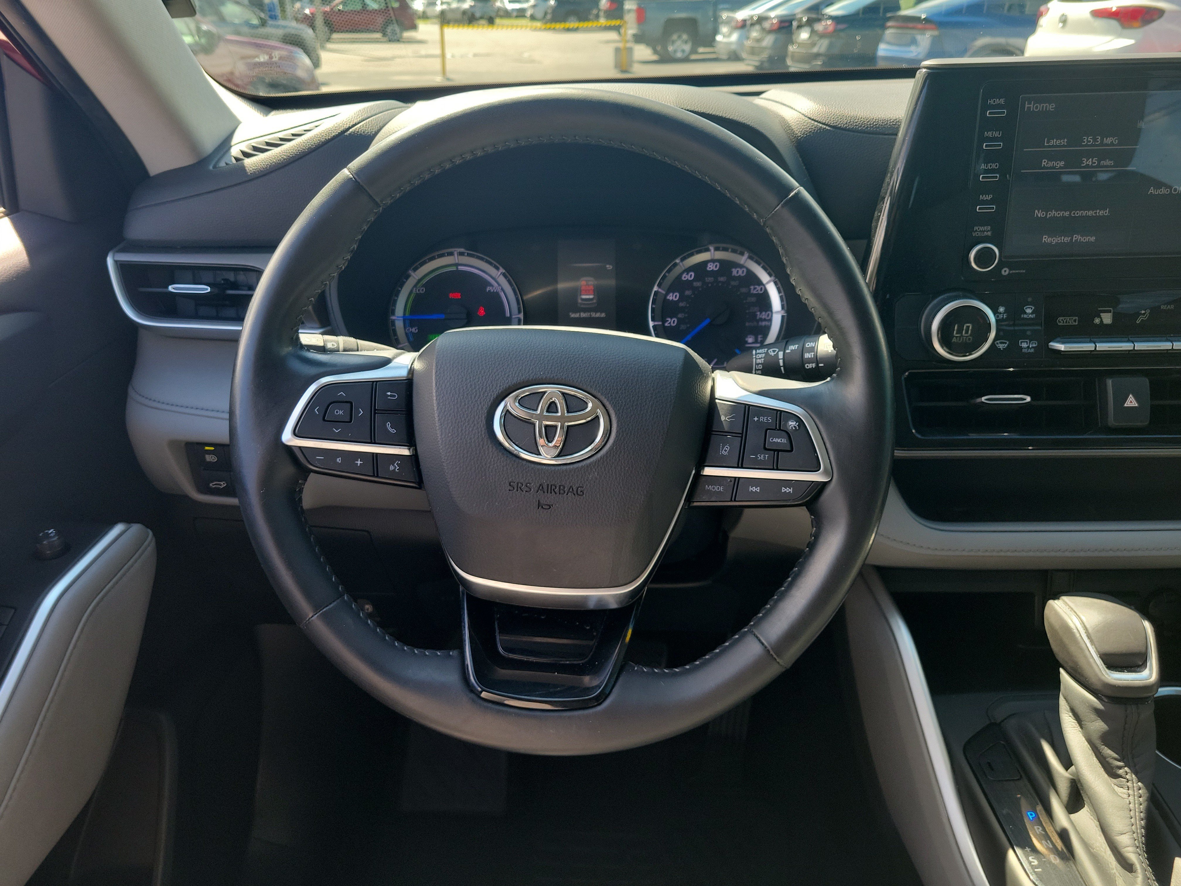 Used 2020 Toyota Highlander LE FWD image 17