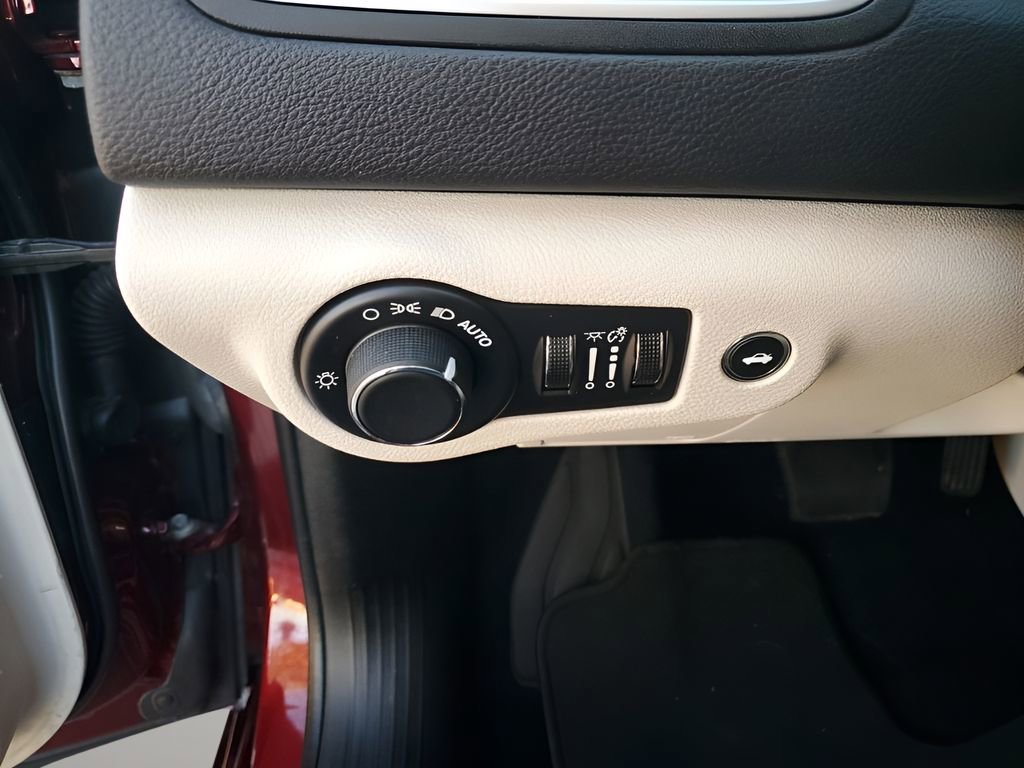 Used 2015 Chrysler 200 Limited w/ Convenience Group image 32