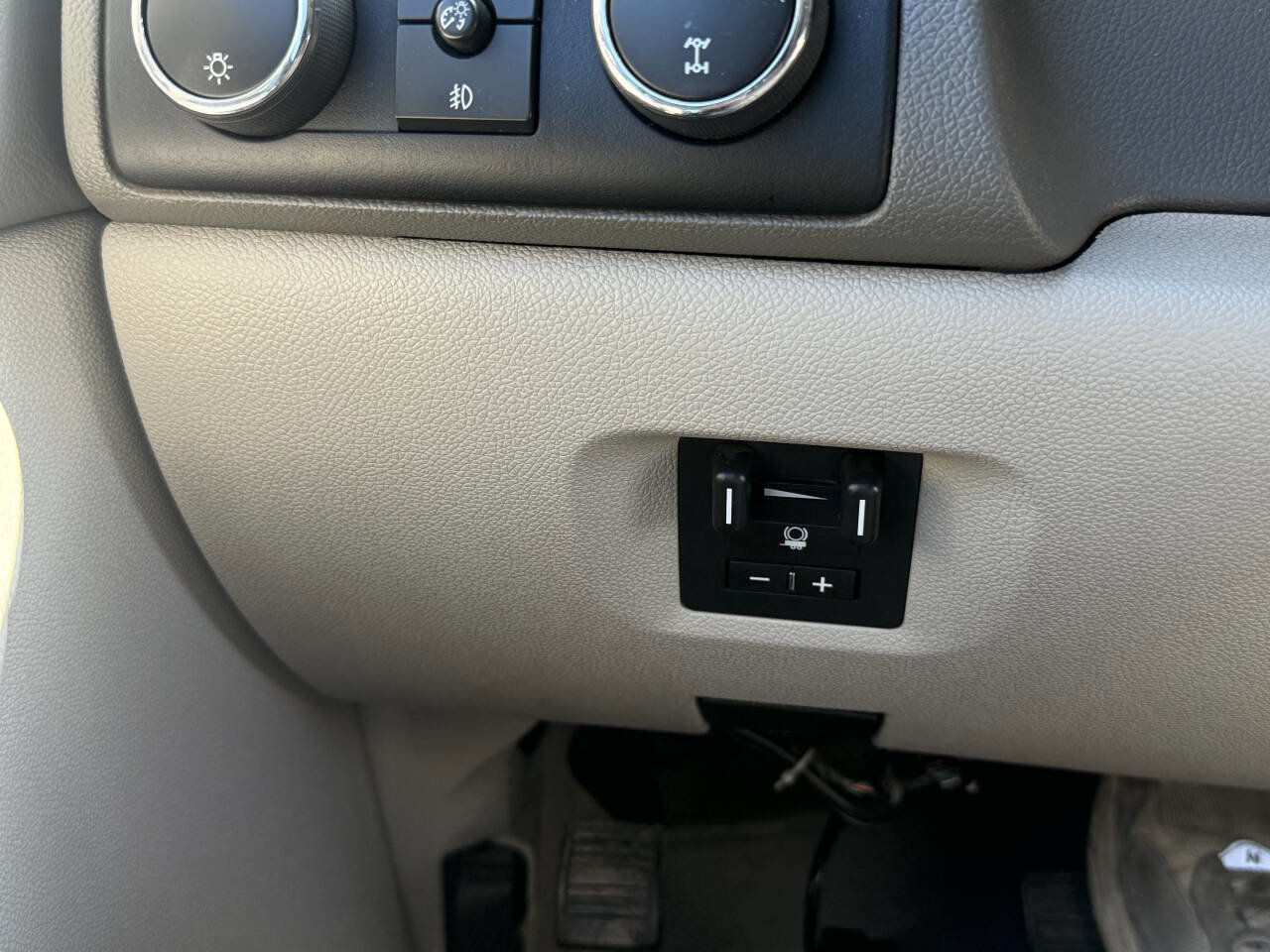 Used 2009 GMC Sierra 3500 SLT w/ SLT Convenience Package image 18