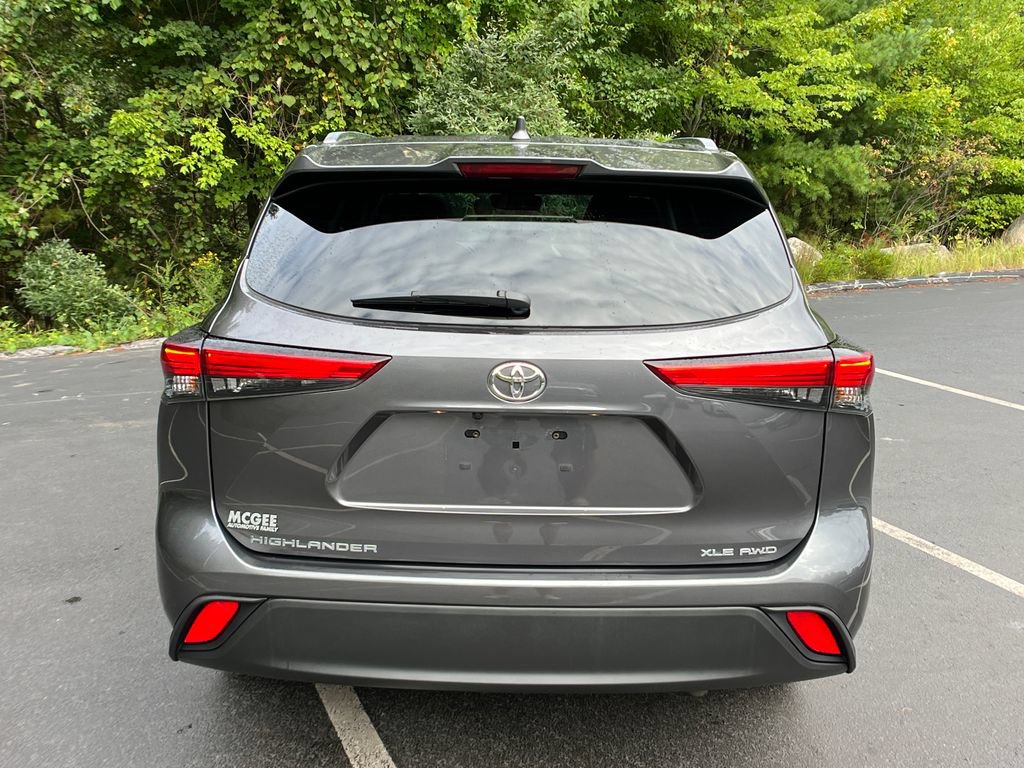 Used 2021 Toyota Highlander XLE AWD/4WD image 4