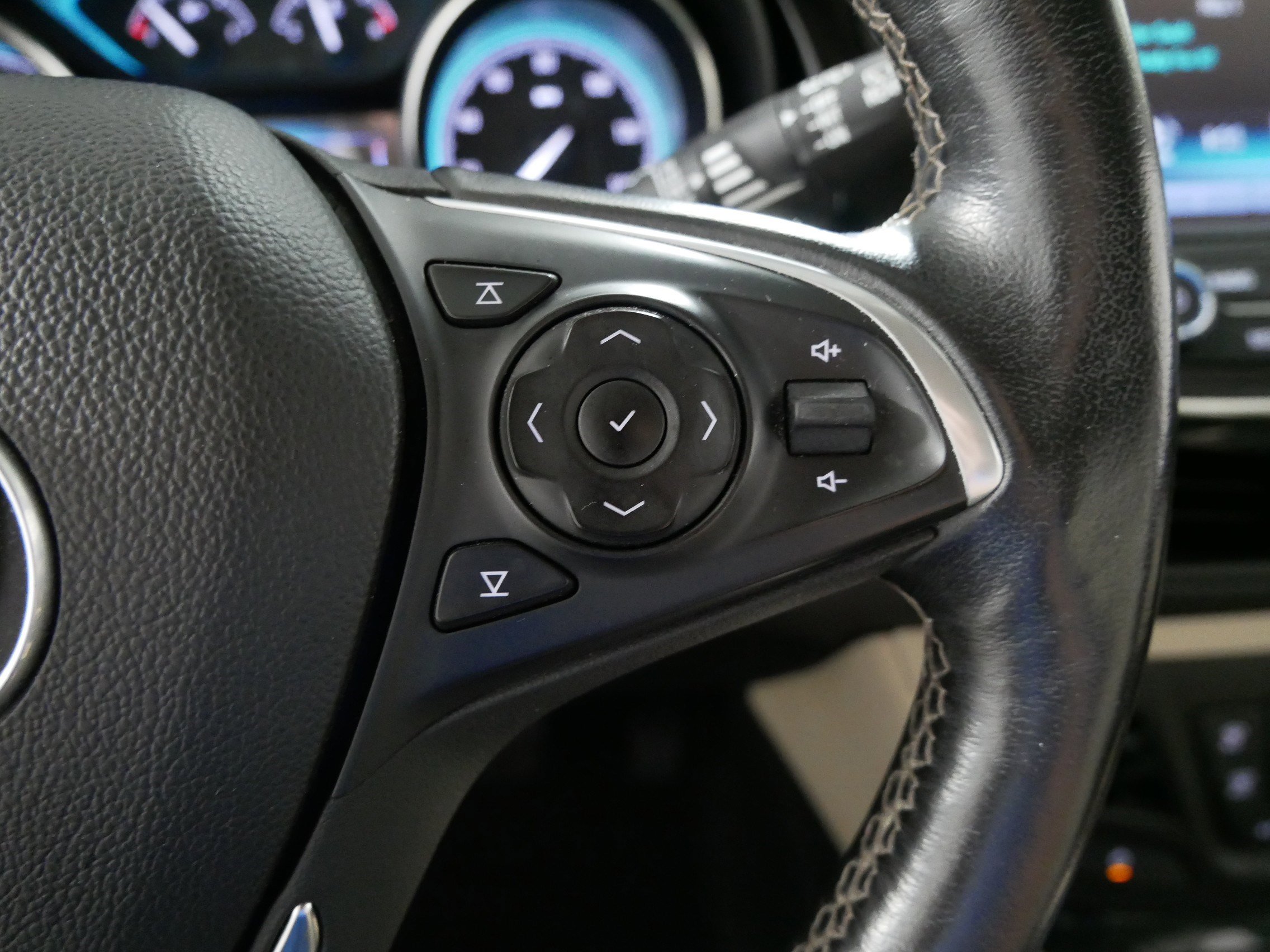 Used 2018 Buick Envision Essence image 29