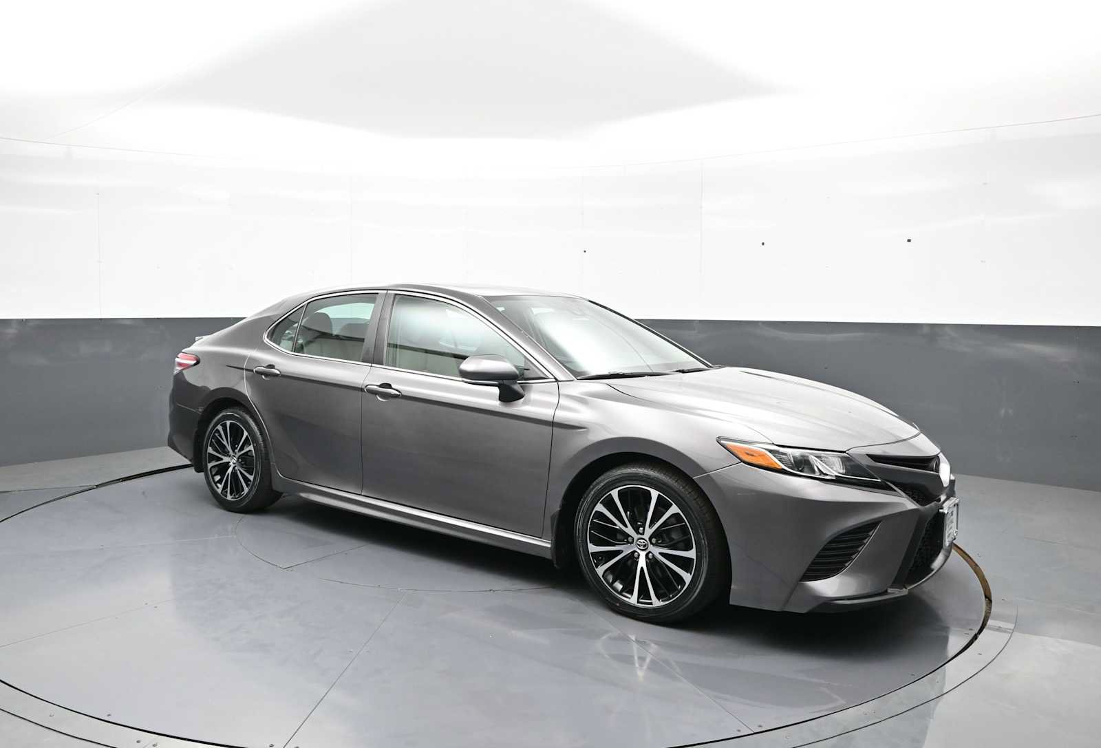 Used 2020 Toyota Camry SE w/ Convenience Package FWD image 3