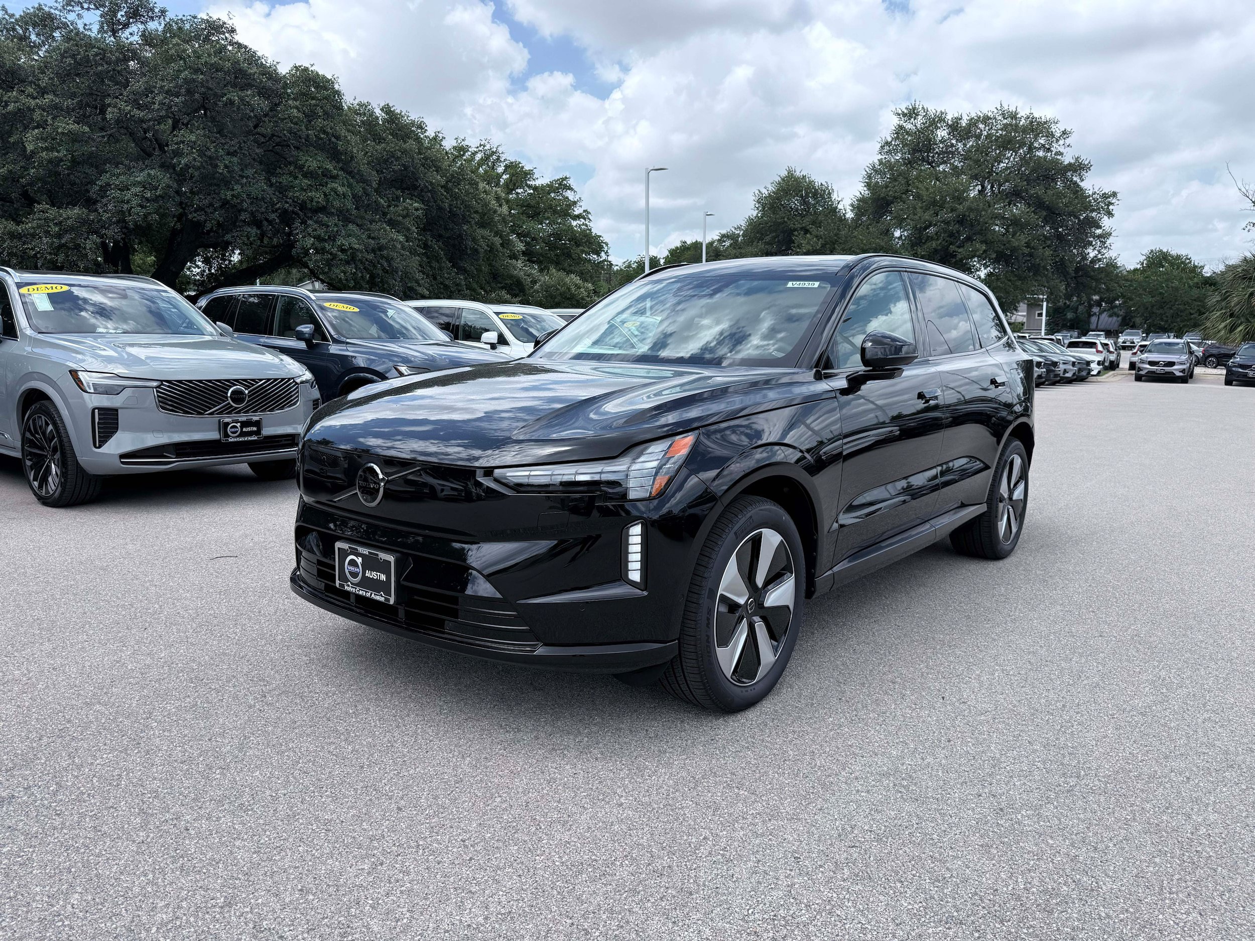 New 2026 Volvo EX90 Plus AWD/4WD image 2
