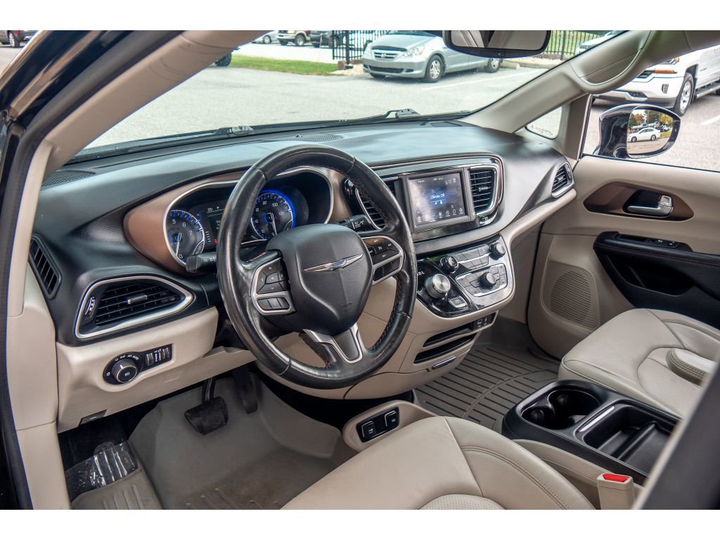 Used 2019 Chrysler Pacifica Touring-L image 11